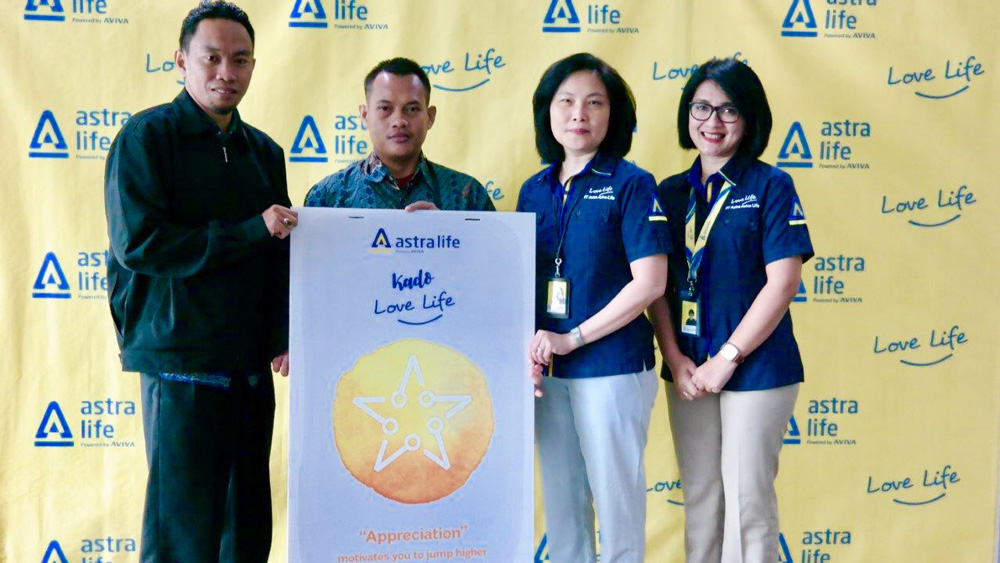 ASTRA LIFE SERAHKAN DONASI KADO LOVE LIFE  UNTUK DUA GURU PEJUANG LOVE LIFE